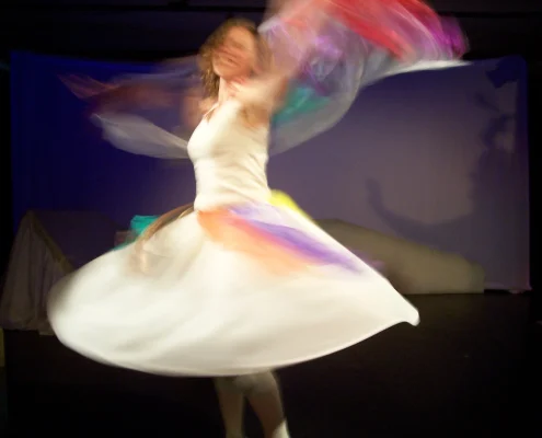 Frau Tanzt im Weißen Kleid mit einem Tuch